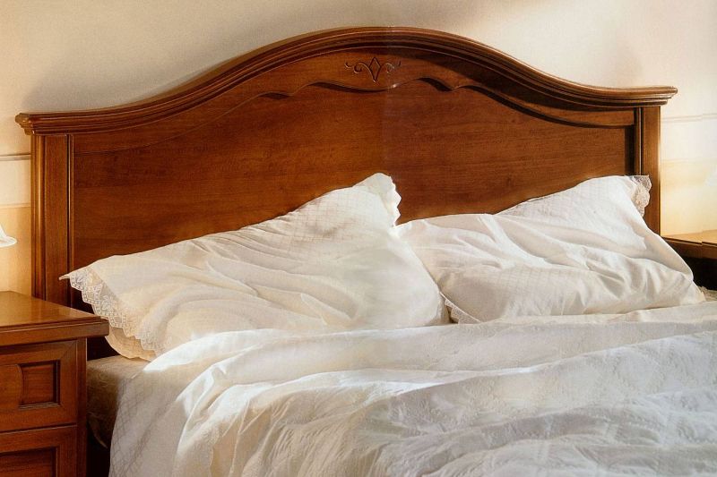 Dettaglio testiera letto in legno massiccio